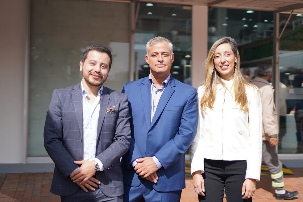 Fotografía de tres personas mirando la cámara