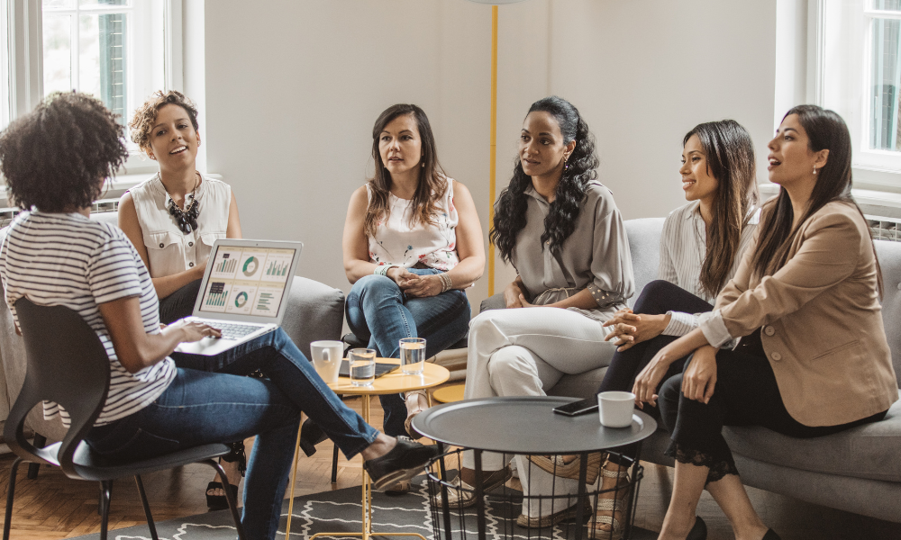 Mujeres trabajando juntas