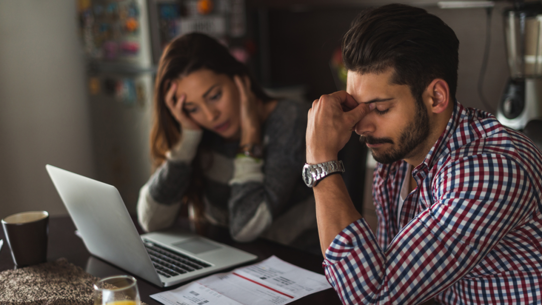 personas preocupadas y un computador