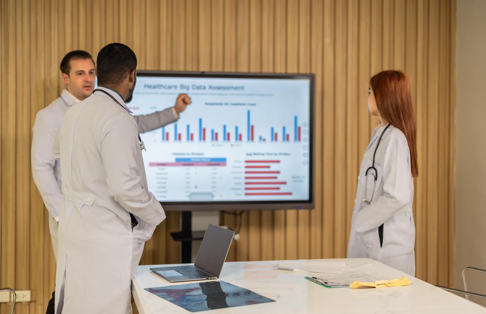 Doctores hablando sobre un televisar con gráficas