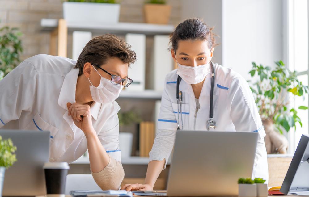 Doctores mirando un computador portatil