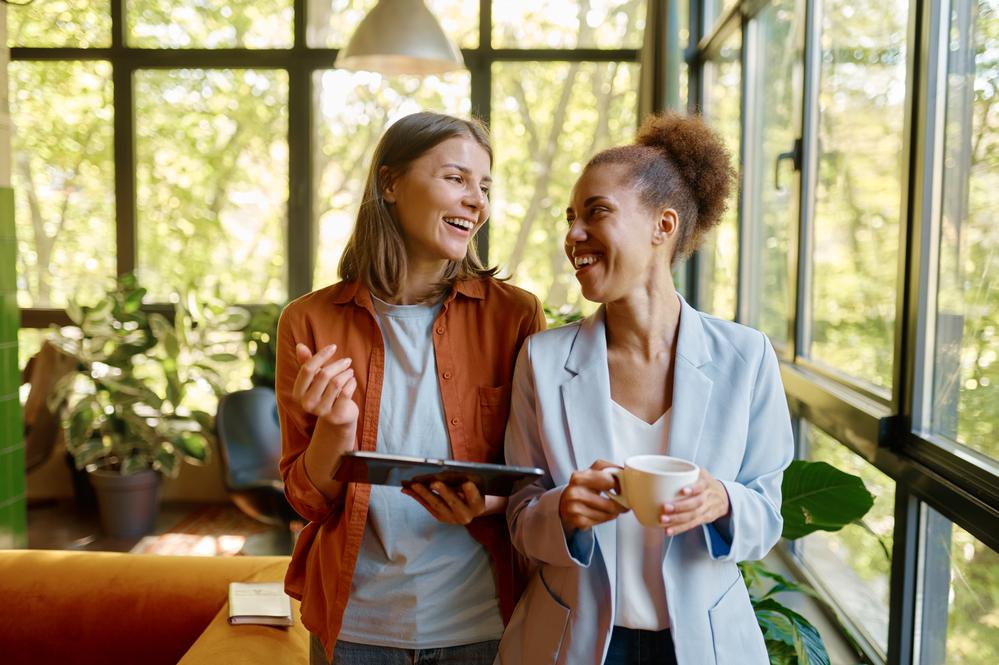 Dos mujeres hablando en una oficina