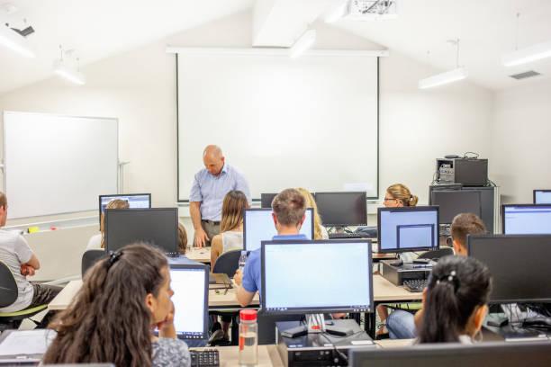 Estudiantes en el aula de clase