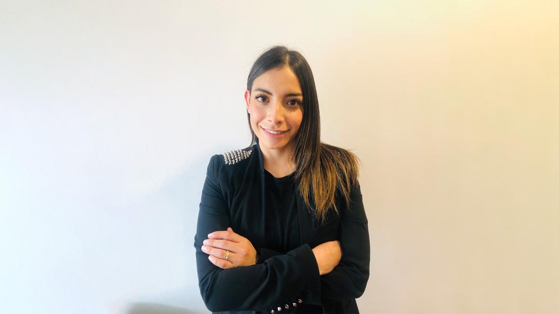 Foto de una mujer con blazer negro mirando a la cámara