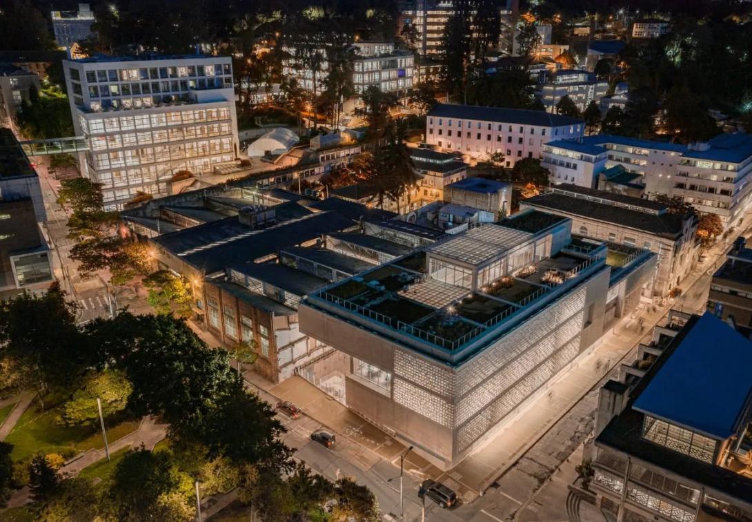 Foto nocturna Universidad de los Andes