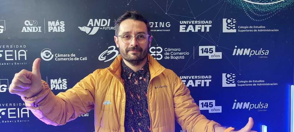 Foto de Andrés Raigosa, hombre con camiseta negra y chaqueta amarilla