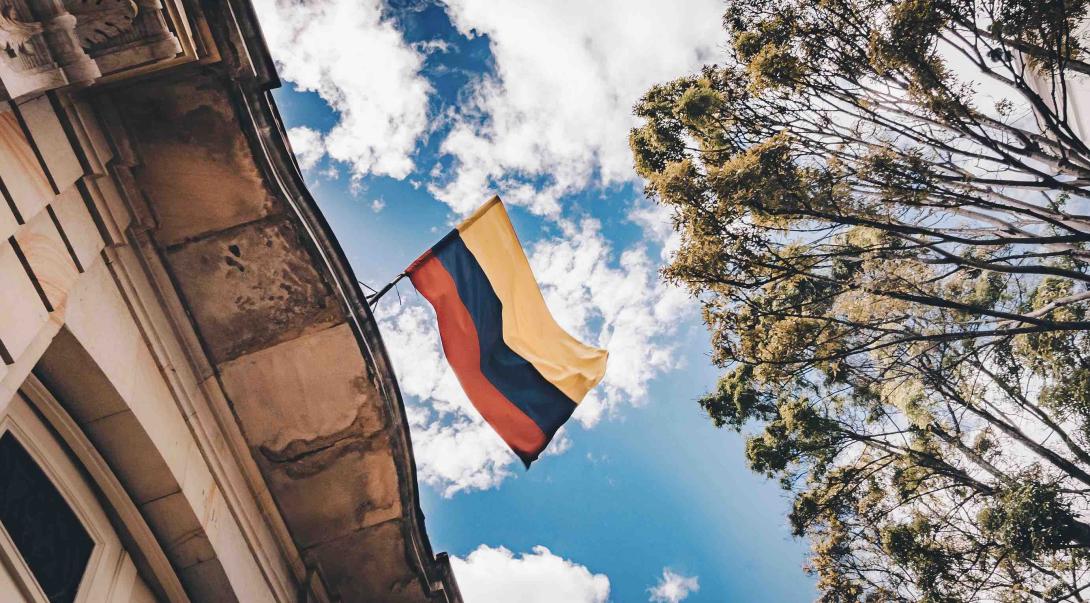 una bandera en un edificio