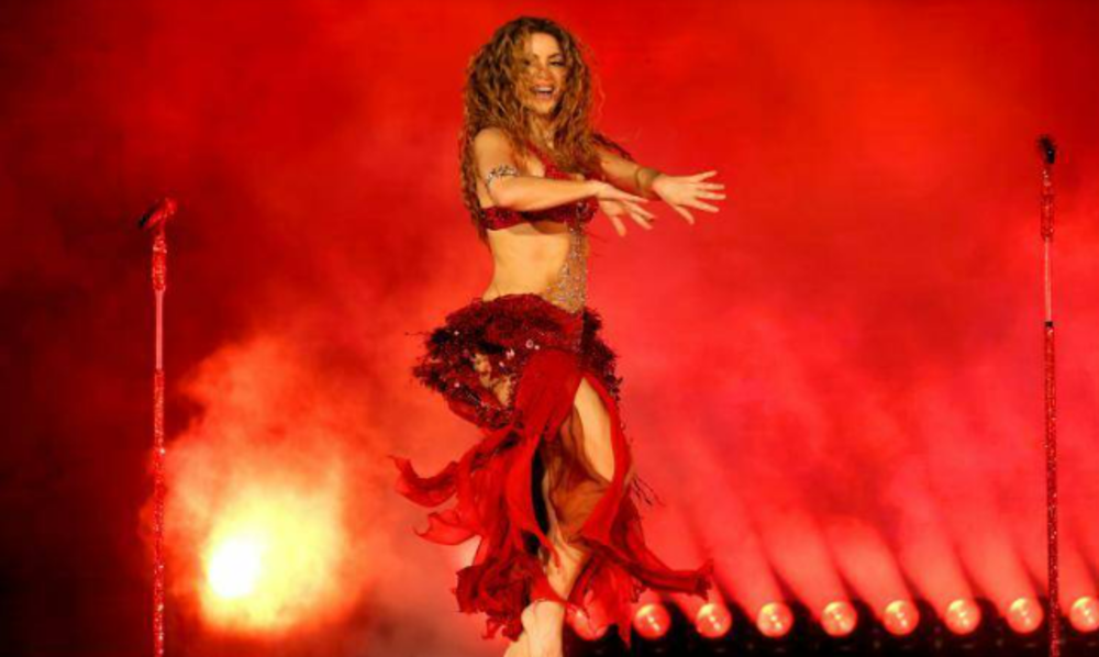 Foto de Shakira sobre un escenario con traje rojo