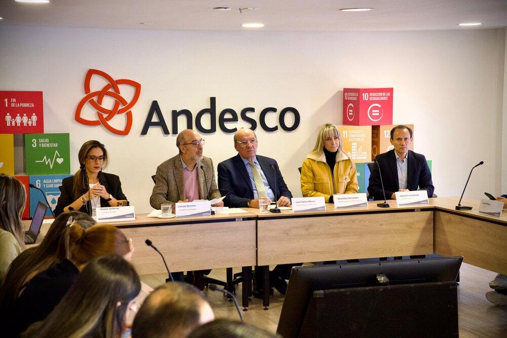 Foto de cuatro personas sentadas en una mesa