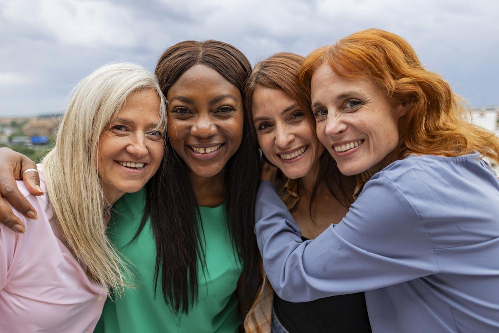 Foto de cuatro mujeres mirando a la cámara