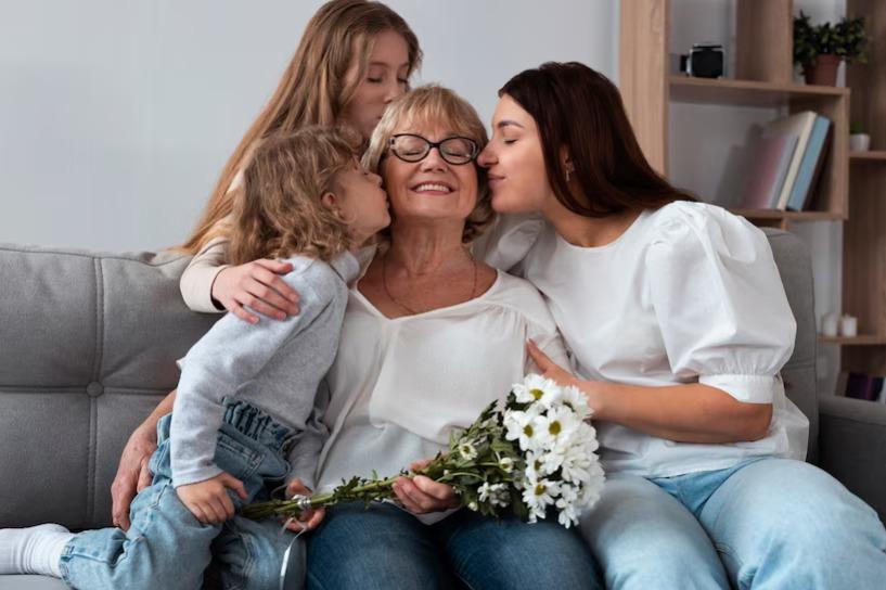 Foto de dos hijas besajndo a su mamá en la mejilla