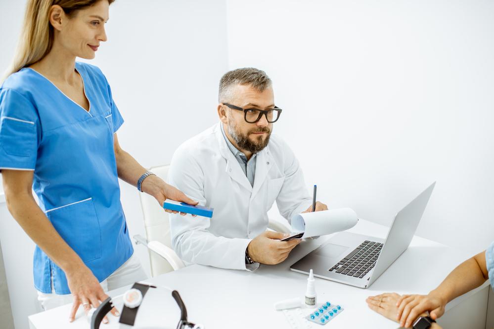 Foto de dos médicos mirando a un computador