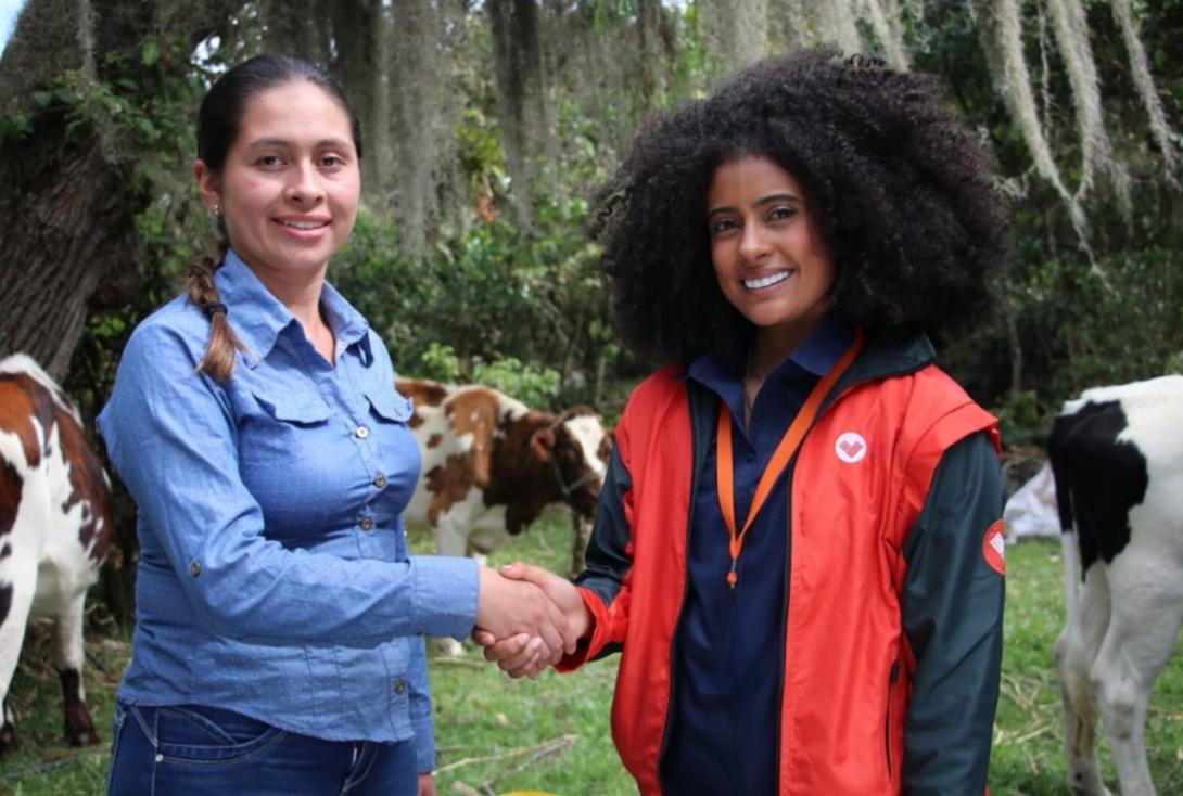 Foto de dos mujeres estrechando la mano