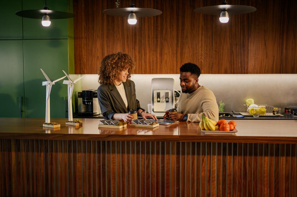 Foto de dos personas hablando en una cocina