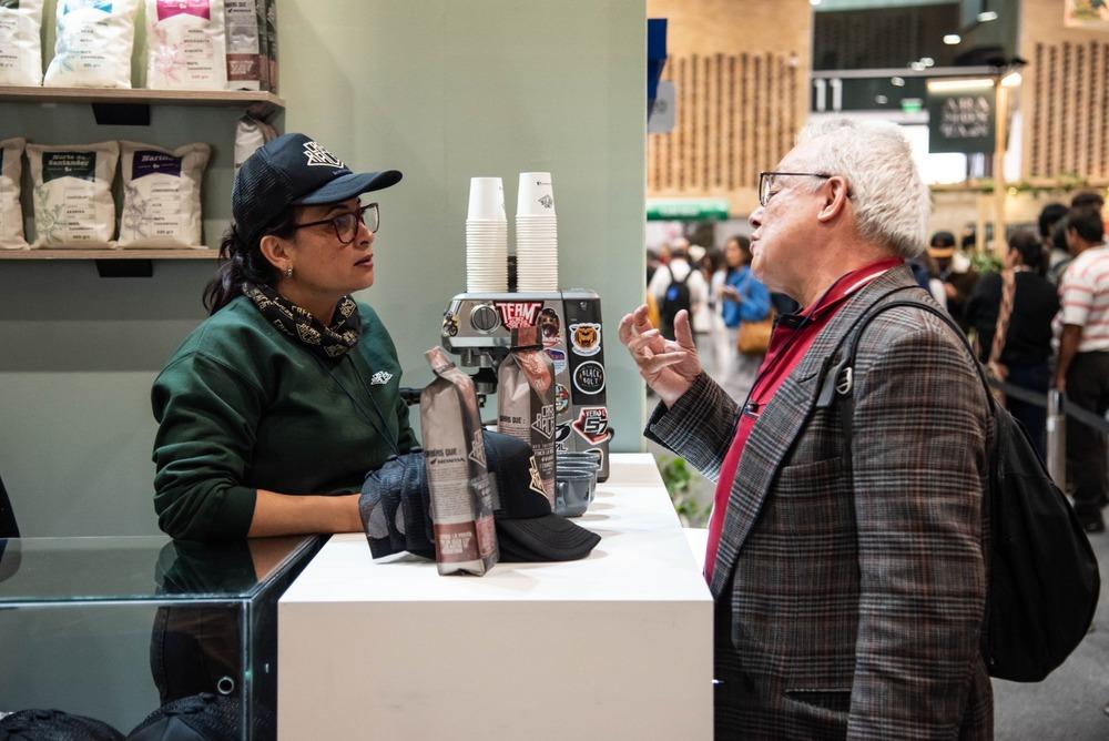 Foto de dos personas hablando en una feria