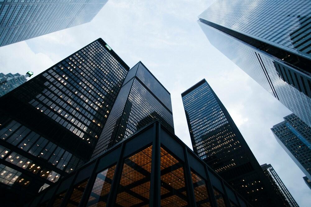 Foto de edificios estadounidenses con fondo azul