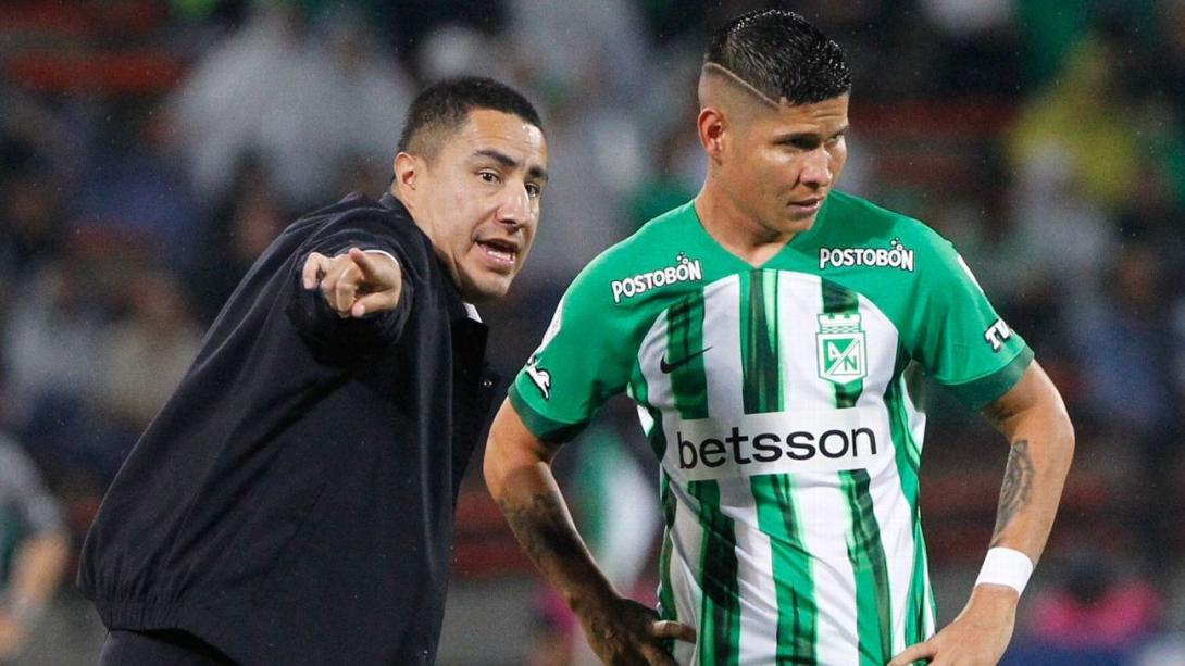 Foto de un director técnico señalando a un jugador