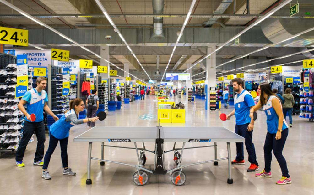 Foto de empleados jugando en una mesa de ping pong