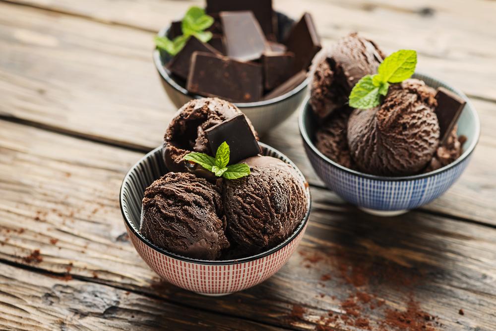 Foto de helados de chocolate con una hoja de menta 