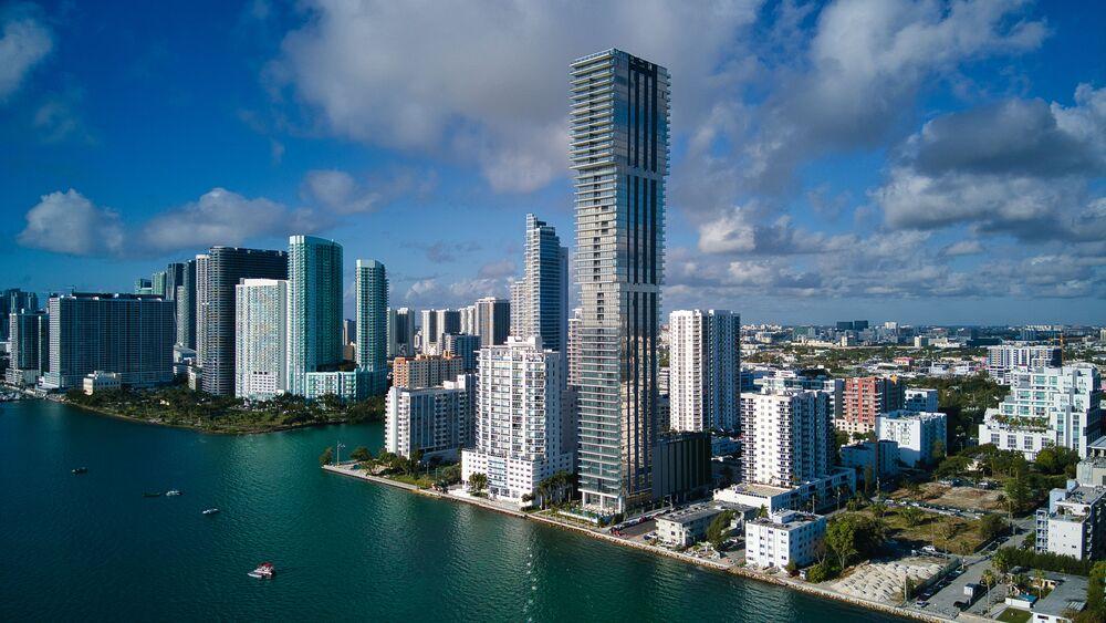 Foto de la ciudad de miami, se muestran los altos edificios y el mar