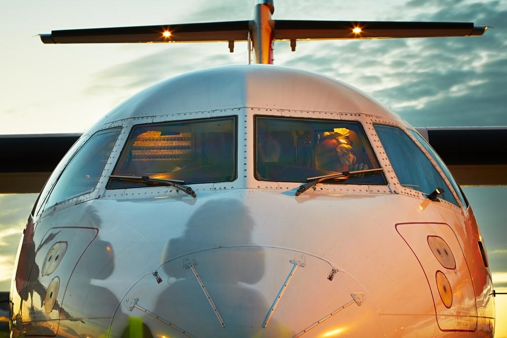 Foto de la parte frontal de un avión