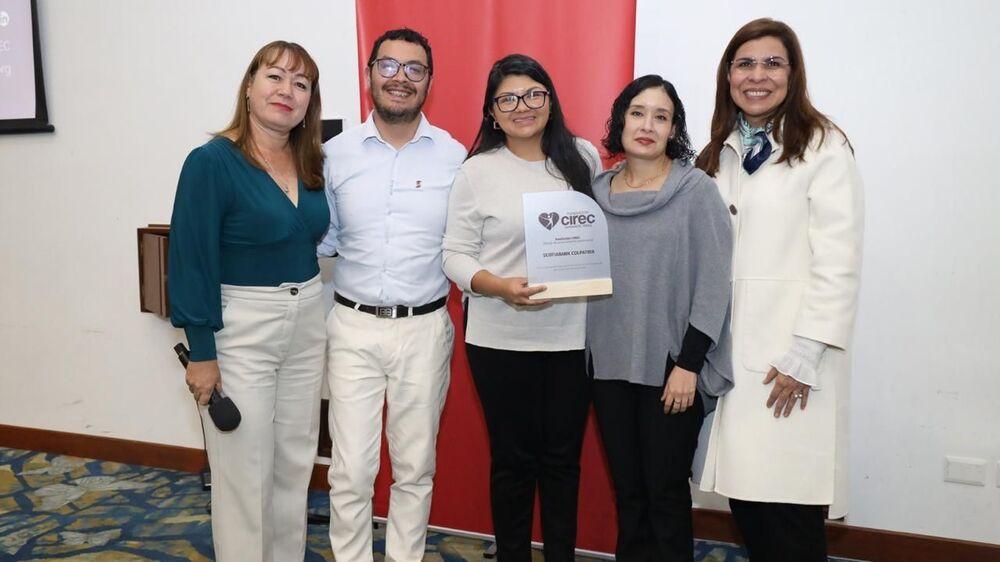 Foto de mujeres y un hombre posando para la cámara