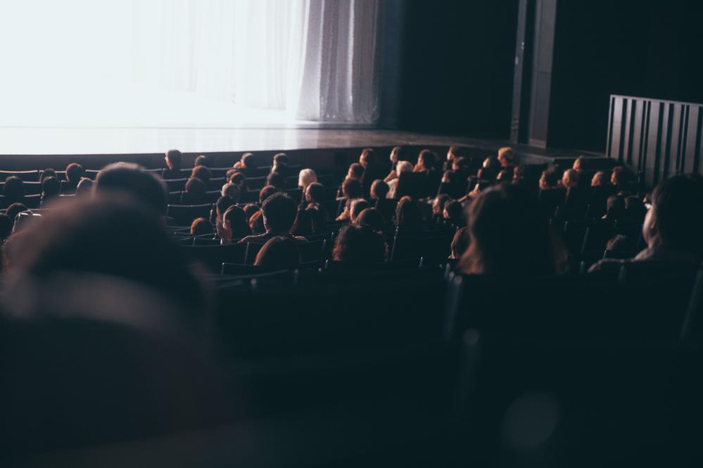 Foto de público en un evento, están de espaldas