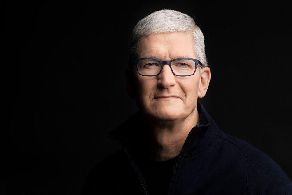 Foto de tim cook con un fondo negro