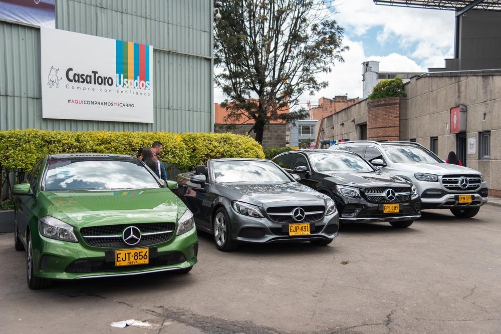 Foto de tres carros sobre una bahía de diferentes colores