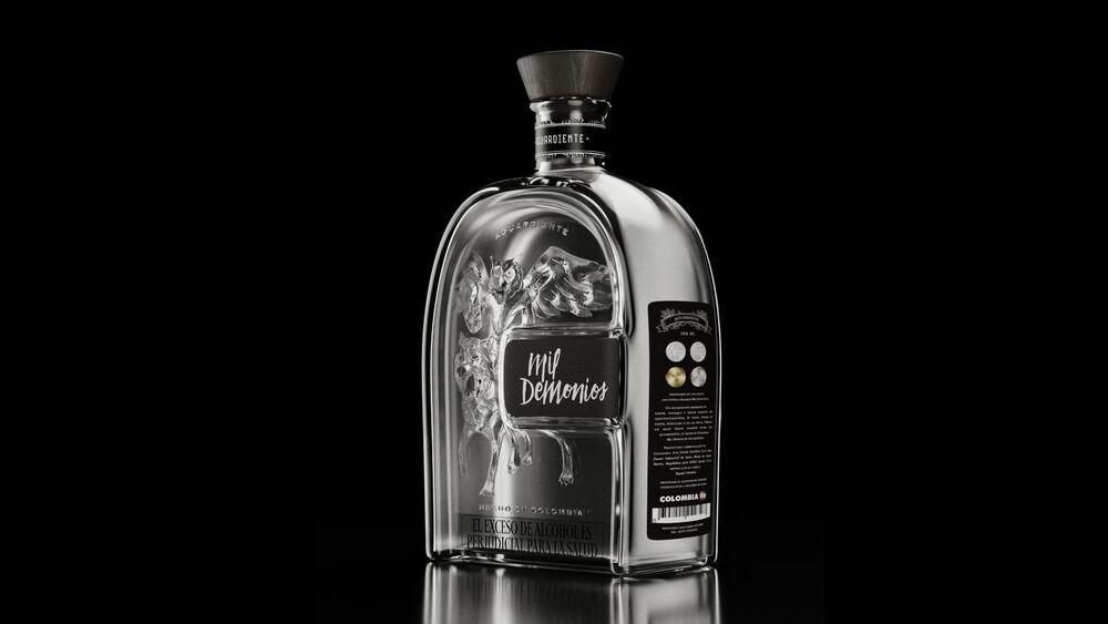 Foto de un aguardiente con color blanco, contrasta con fondo negro