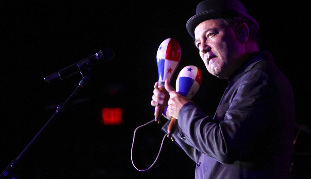 Foto de un artista con dos maracas en la mano