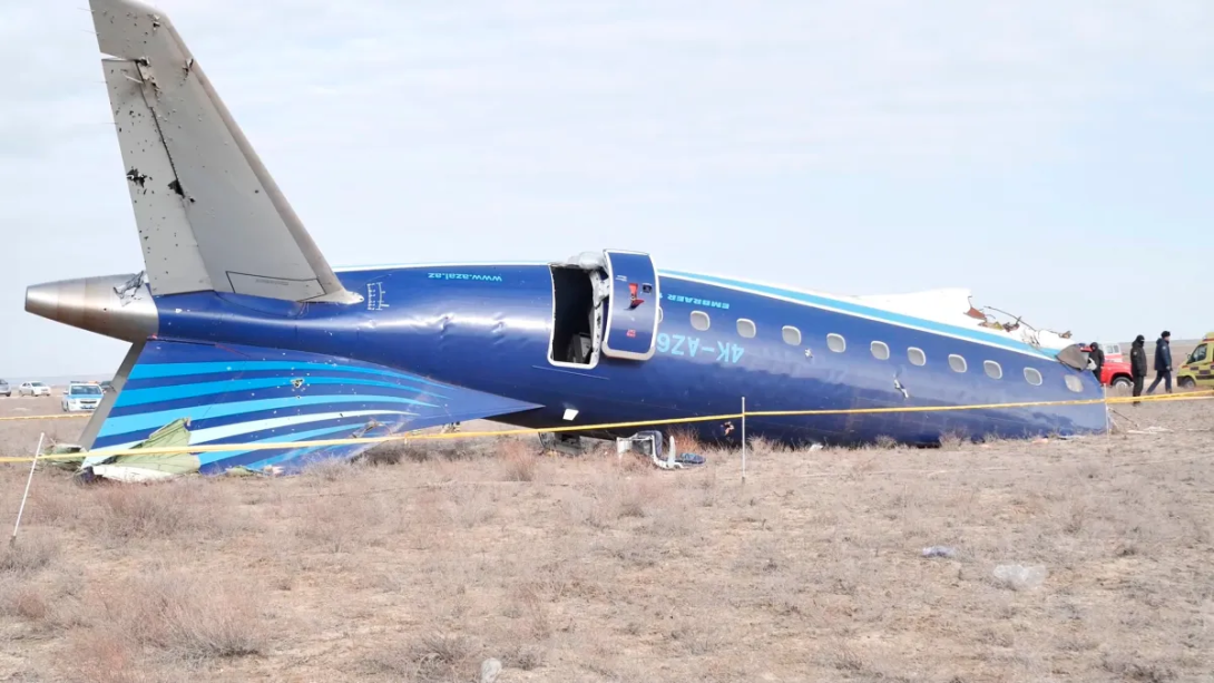 Foto de un avión azul estrellado 