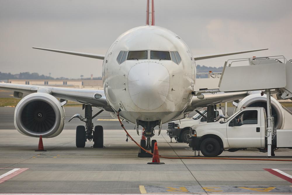 Foto de un avión de frente al que toma la fotografía