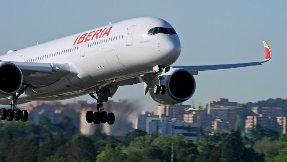 Foto de un avión despegando con una letra que dice iberia