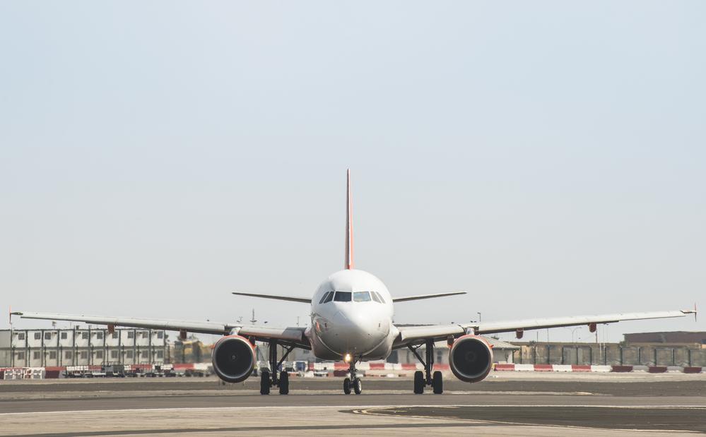 Foto de un avion sobre la pista