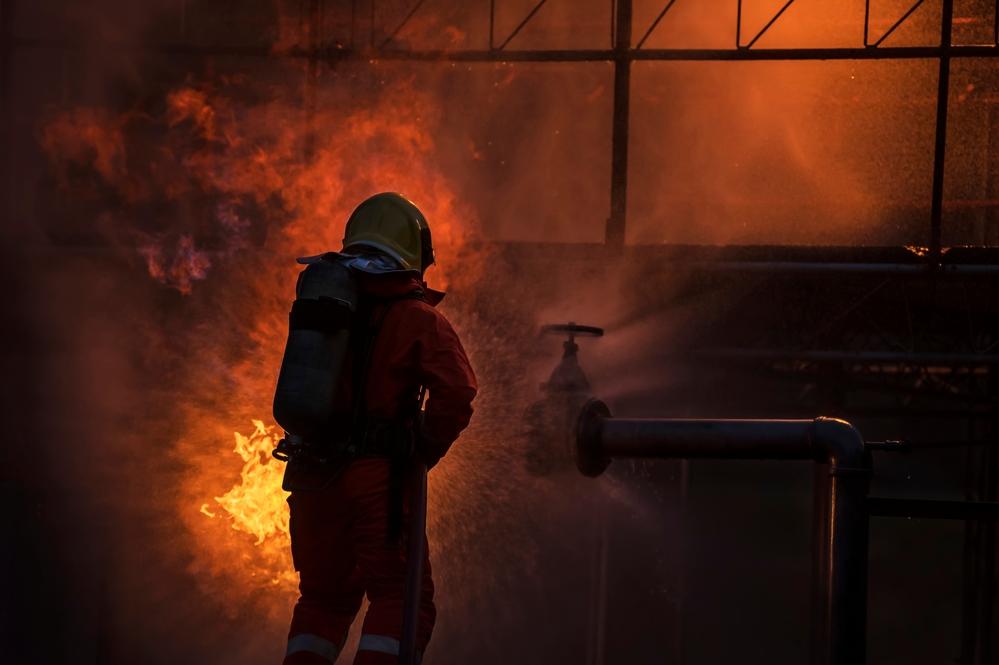 Foto de un bombero apagando un incendio