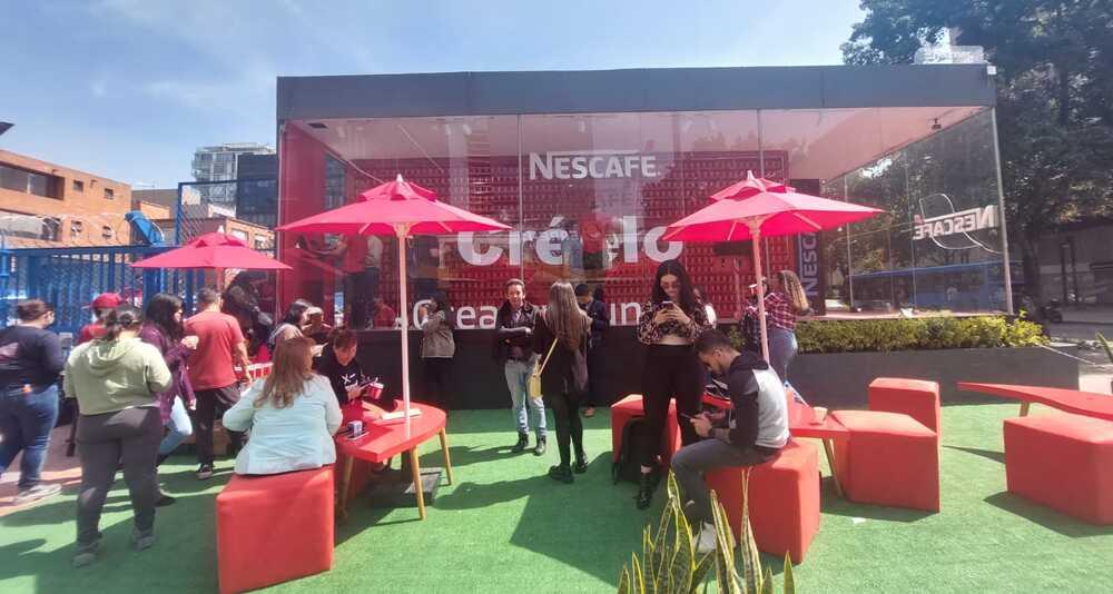 Foto de un camión que dice en su interior créelo, la nueva campaña de nescafé