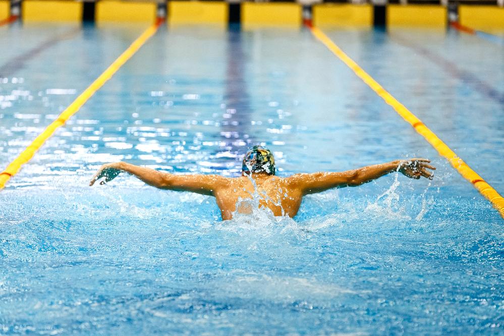 Foto de un deportista nadando en un piscina grande