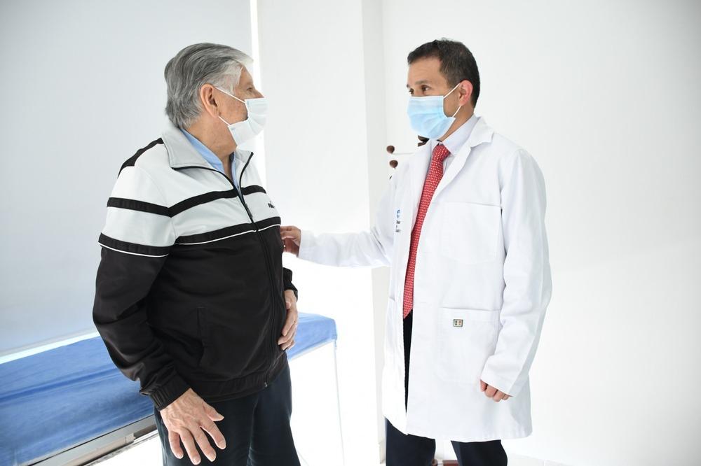 Foto de un doctor asesorando a un cliente en una clínica