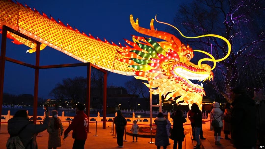 Foto de un dragón lleno de luces, nuevo año lunar