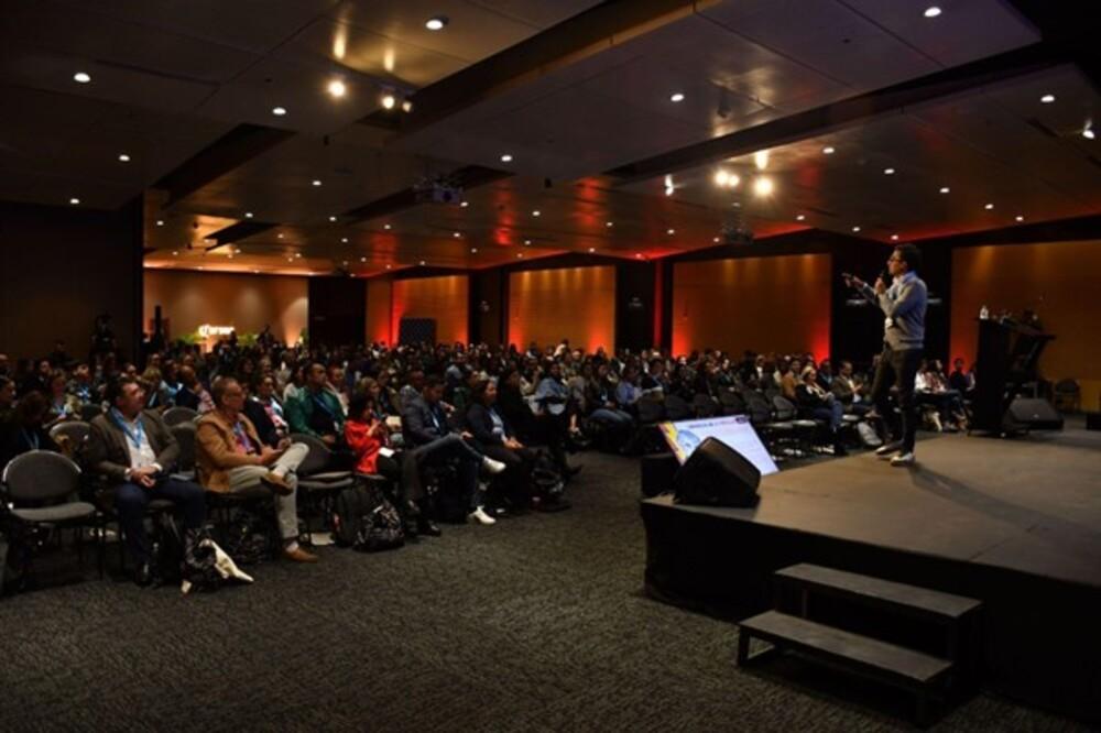 Foto de un evento con varias personas reunidas en un salon