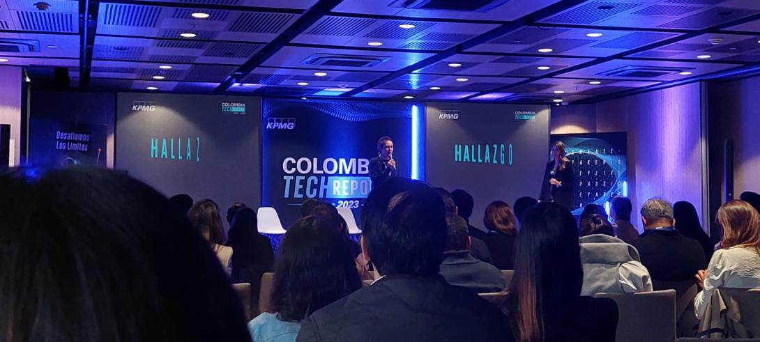 Foto de un evento empresarial con tonos morados