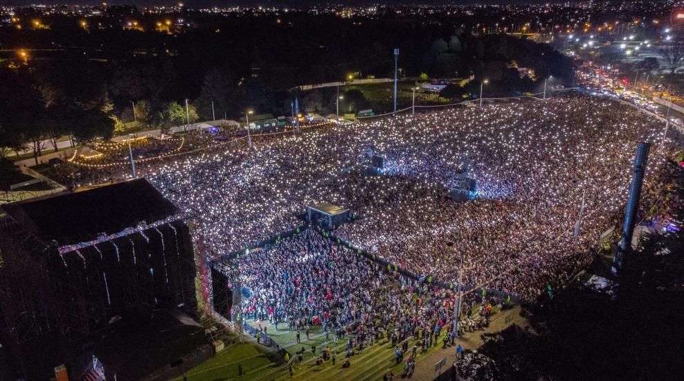 Foto de un festival con muchos asistentes