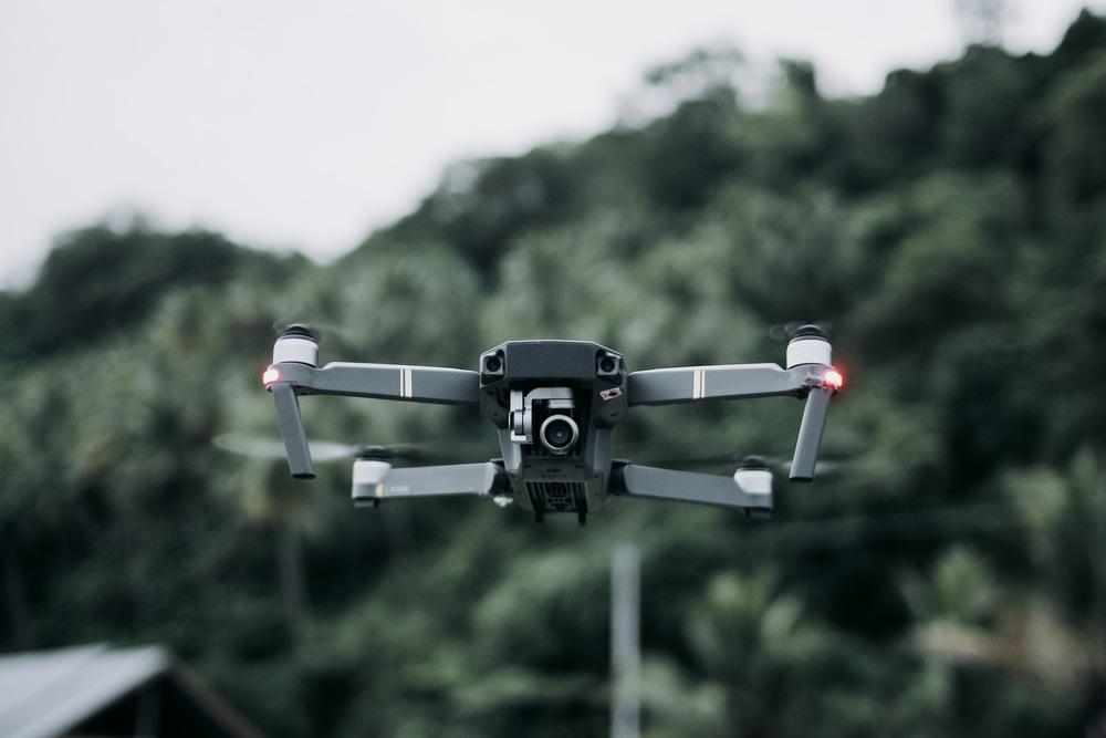 Foto de un dron mirando a la cámara