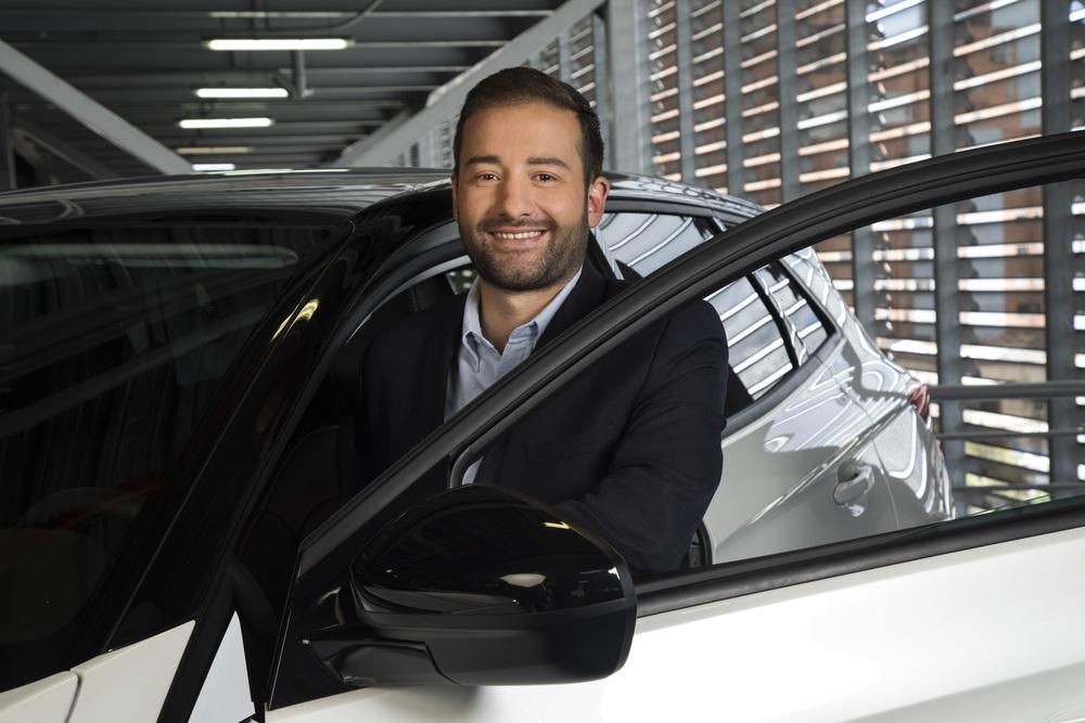 Foto de un hombre abriendo la puerta de una camioneta