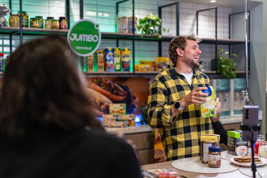 Foto de un hombre con la marca jumbo de fondo