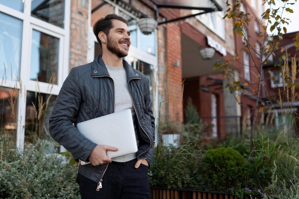 Foto de un hombre con un computador en su mano