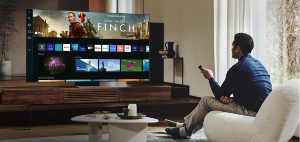 Foto de un hombre en una sala mirando televisión