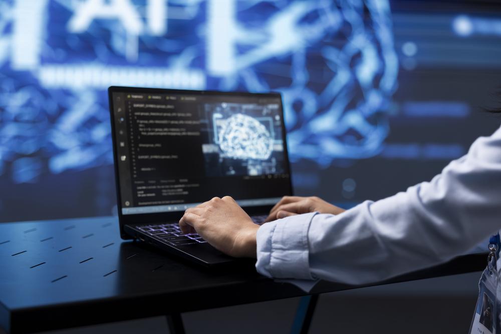 Foto de un hombre escribiendo sobre un computador, cintel