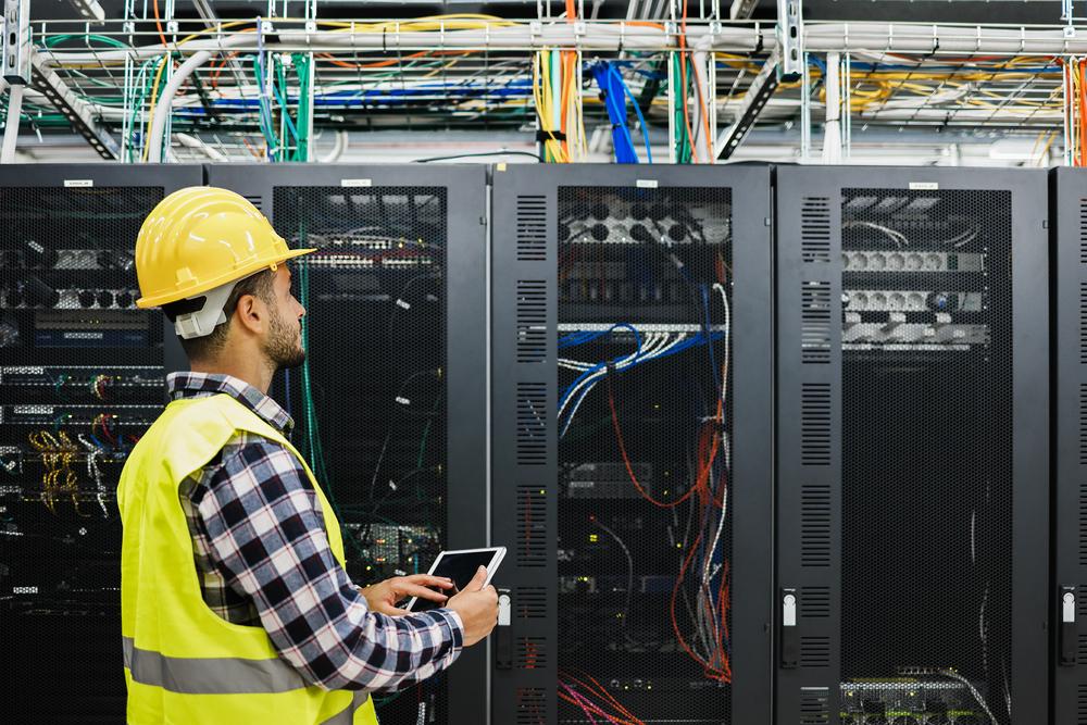 Foto de un hombre frente a un centro de datos  Schneider Electric